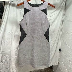 Banana republic black and white sheath dress w/mesh detail and pockets